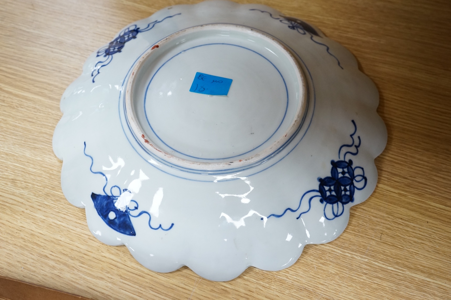 A Japanese Imari scalloped dish, 34cm in diameter